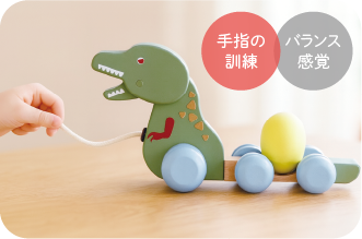 こどもが「がおがおくるくる」を引っぱっている