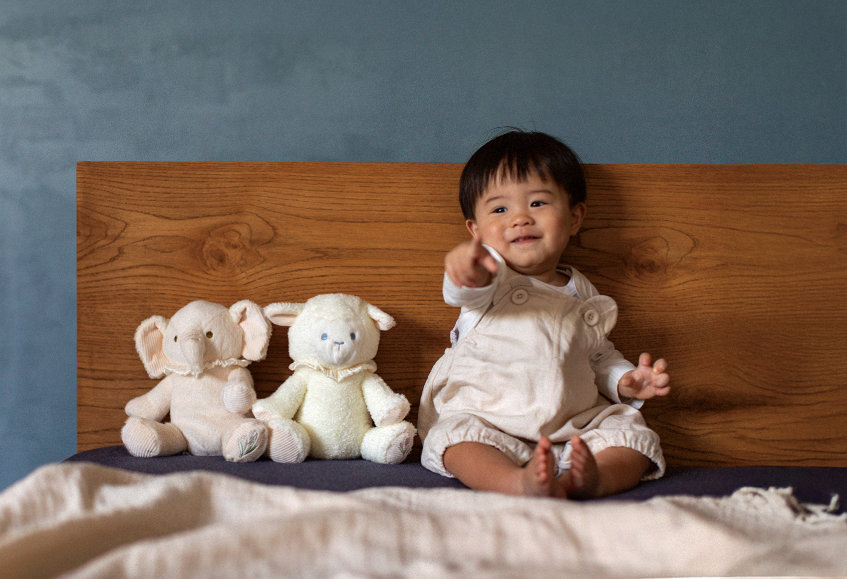 Lumi Dream Sleepy Hug シェリーとサンディのぬいぐるみの横で笑顔の子ども