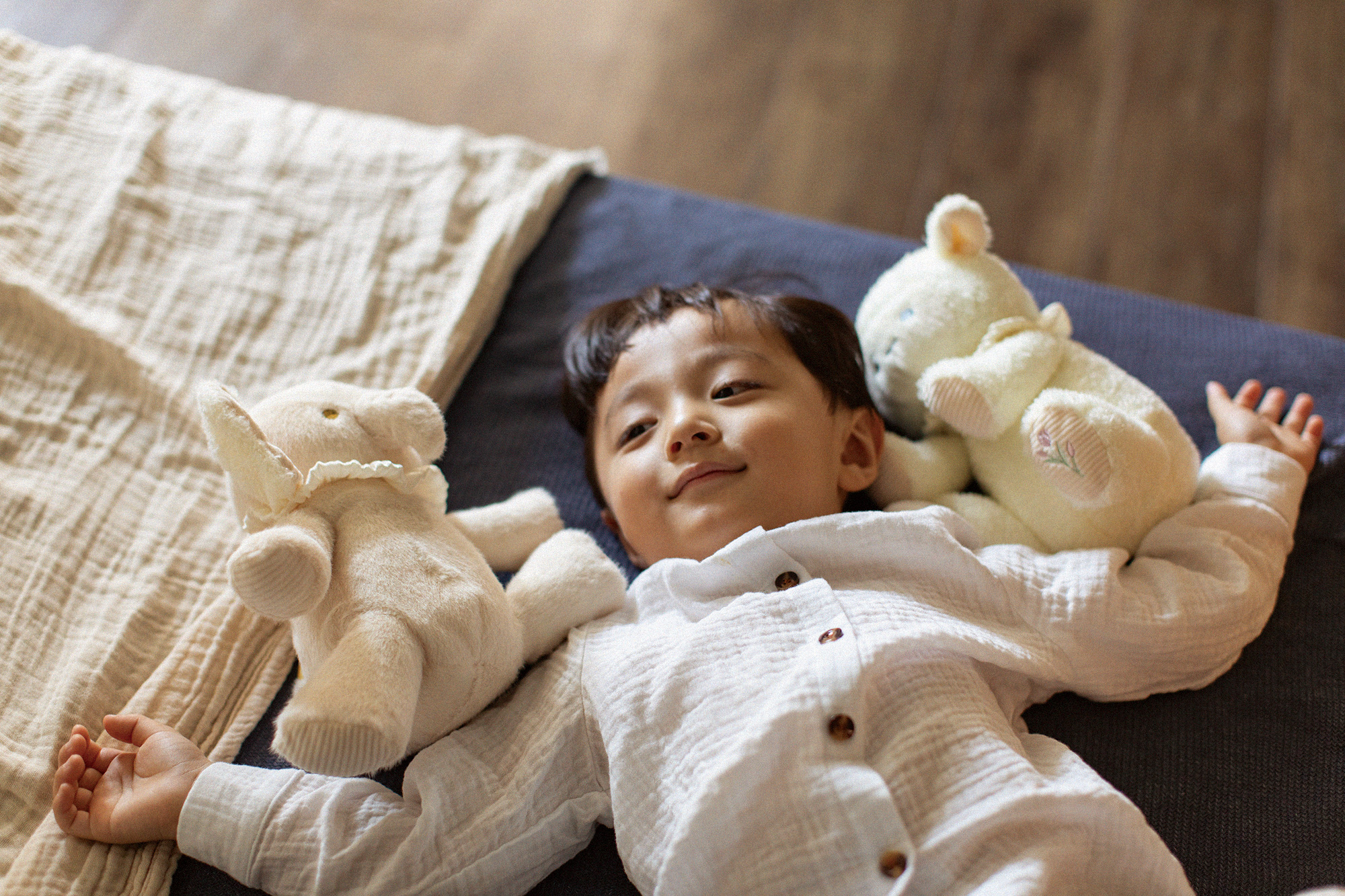 Lumi Dreamシリーズのぬいぐるみ シェリーとサンディの横で寝ている子ども