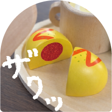 ケチャップライスのオムライスをナイフでザクっと切る