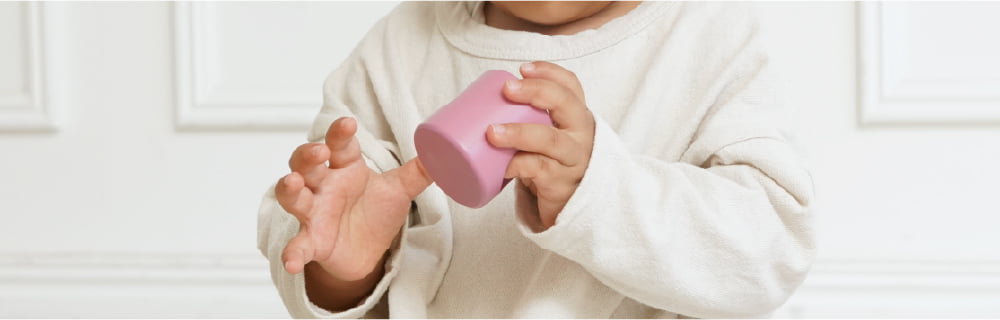 つみきを掴んでいる写真