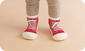 初めてのトレーニング用ベビーシューズ『Babyfeet（ベビーフィート）』