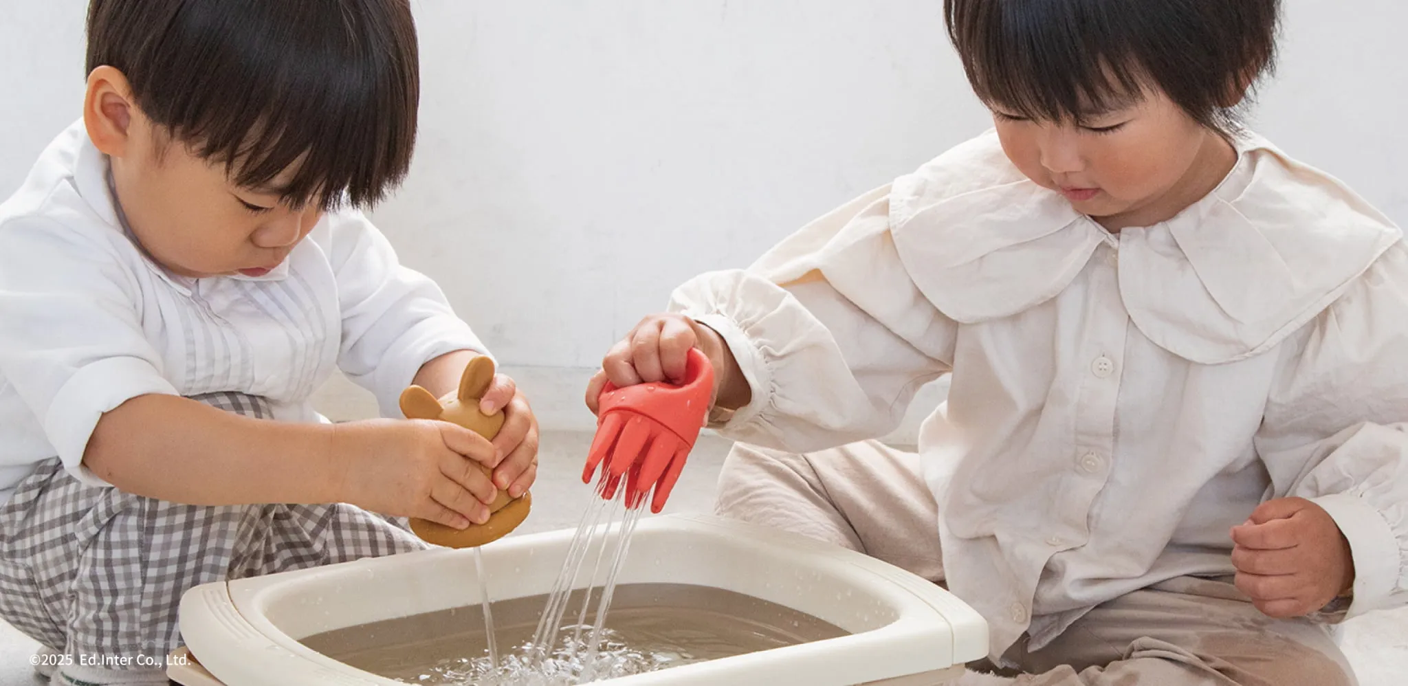 出産祝い・ファーストトイに人気のフード付きタオル＆水遊びお風呂のおもちゃ｜taftoys「はじめてのバスタイムトイセット」