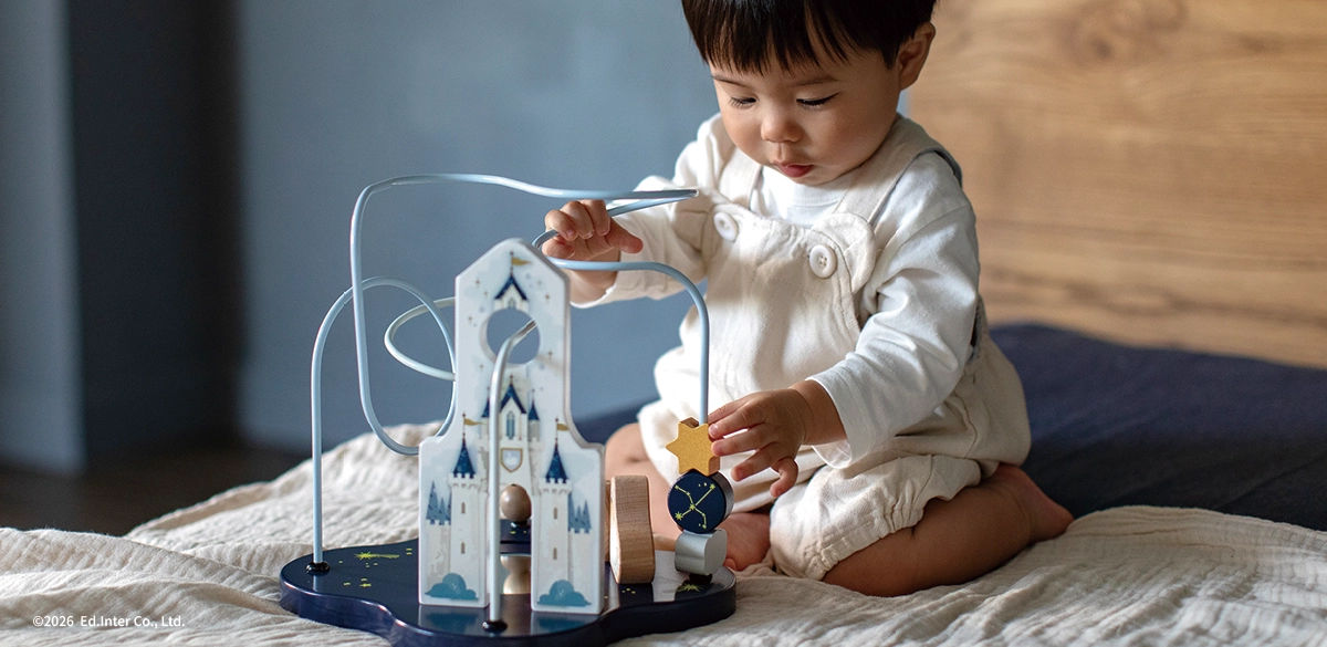 ルーピングで指先遊びをする子ども