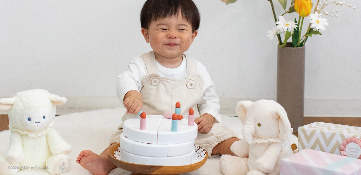 1歳のお誕生日祝いでLumi Dreamと記念撮影する赤ちゃん