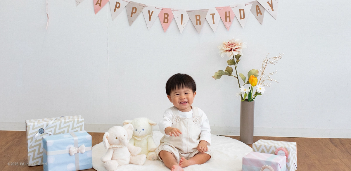 1歳のお誕生日祝いでLumi Dreamと記念撮影する赤ちゃん