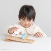 知育玩具「とことこスロープトイ ハリー」で遊ぶ子ども｜木のおもちゃ GENI（ジェニ）
