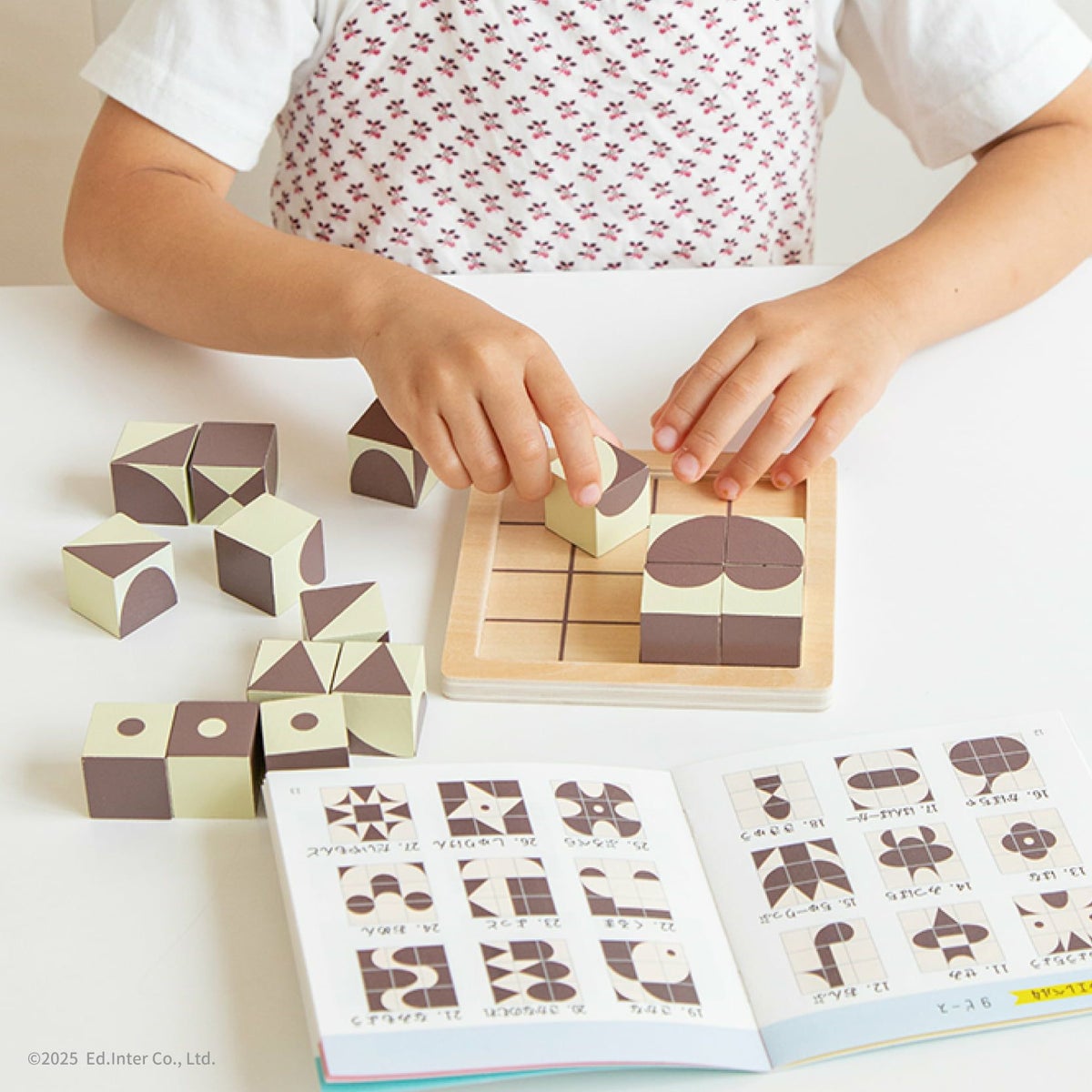 GENI（ジェニ）ポケット知育「チョコっとパズル」｜コンパクトな知育玩具でキューブを組み合わせ絵柄を完成させる脳トレパズル