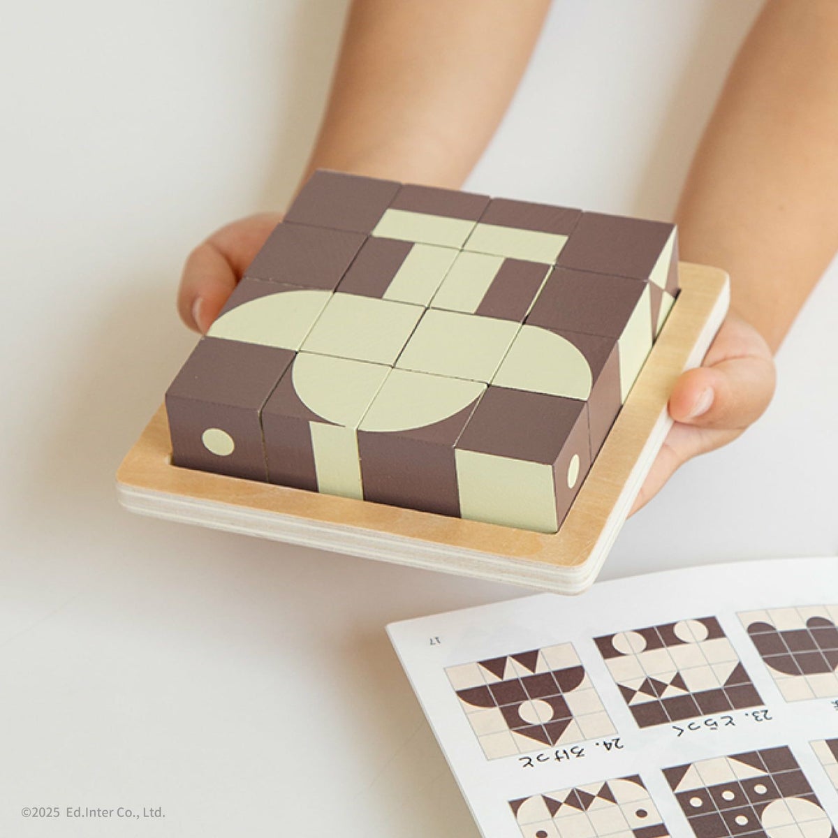 家族みんなで楽しめる知育玩具｜GENI（ジェニ）ポケット知育「チョコっとパズル」｜キューブを組み合わせ絵柄を完成させる脳トレパズル